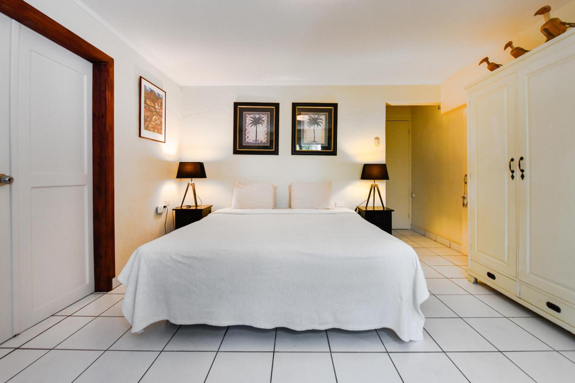 Brisas Studio Apartments (Adults Only) Палм Бийч Екстериор снимка