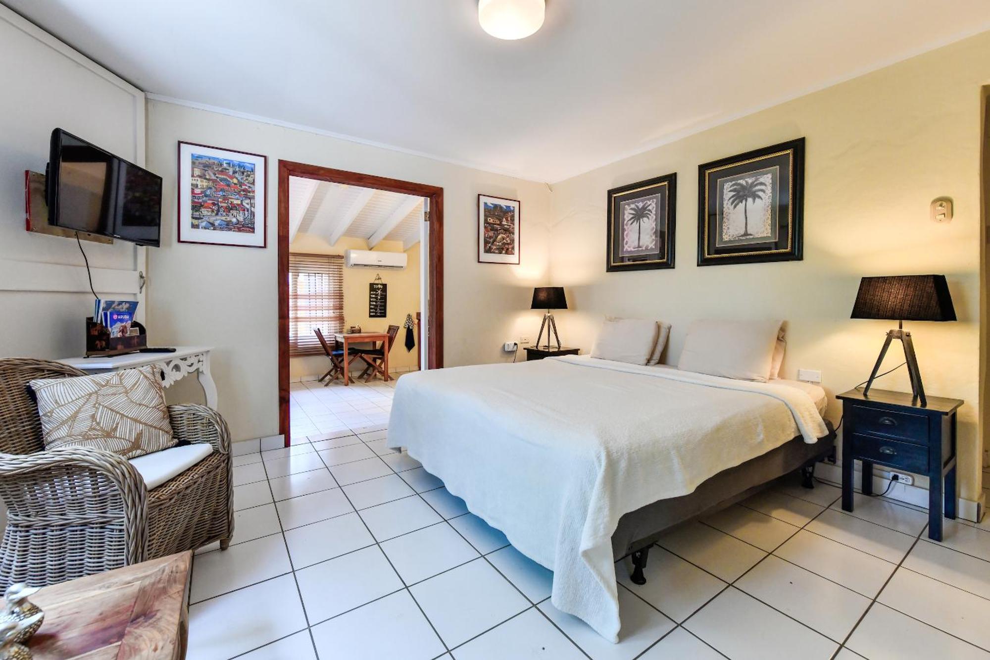 Brisas Studio Apartments (Adults Only) Палм Бийч Екстериор снимка